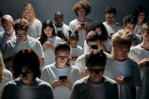 Люди - пользователи интернетом с мобильных телефонов