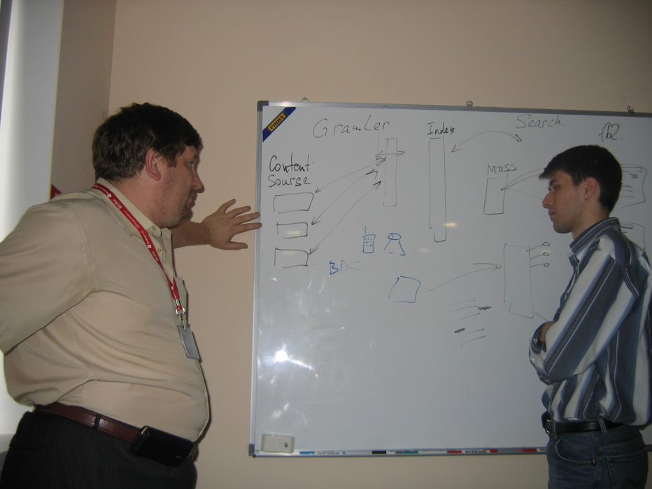 Иван Никитин на занятиях по MOSS консультирует молодого специалиста
